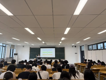 学院组织开展日本文学讲座《俳句：从江户风雅到现代诗意》