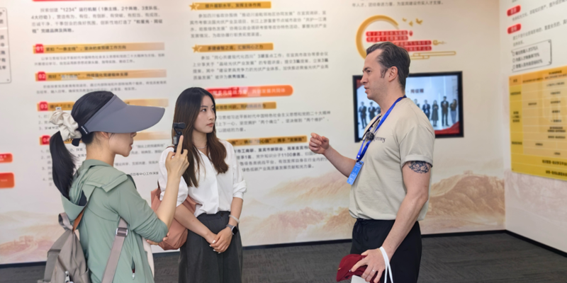 校区教师圆满完成外媒记者团宜宾参访翻译工作