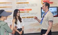 我院李雨桐老师圆满完成外媒记者团宜宾参访翻译工作
