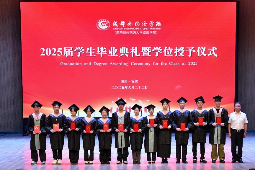 2025届校友工作年级理事颁发聘任证书