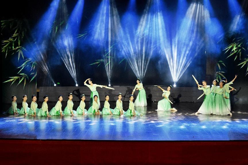 竹涧春影图
